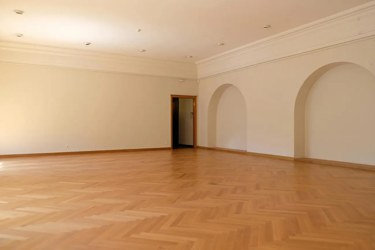 NACHHER – Wohnzimmer Verlassenschaftsräumung Wien – vorher gefüllt mit Hausrat, nachher besenrein übergeben